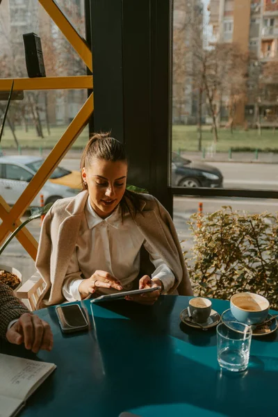 Güzel Esmer Kadını Kafede Otururken Tabletini Hazırlıyor — Stok fotoğraf