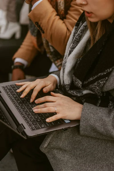 Close Van Het Bedrijfsleven Vrouw Typen Laptop Terwijl Zitten Met — Stockfoto