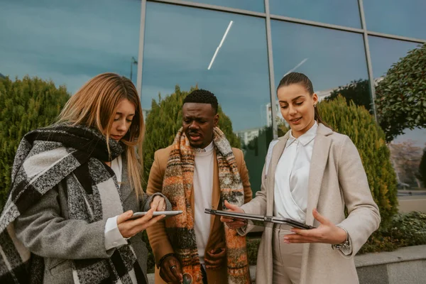 Close Van Drie Collega Die Buiten Voor Het Gebouw Werken — Stockfoto