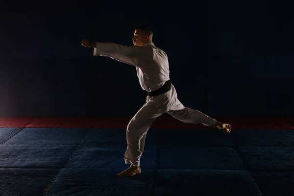 Ung Man Med Svart Bälte Gör Karate Pose Karate Studio — Stockfoto
