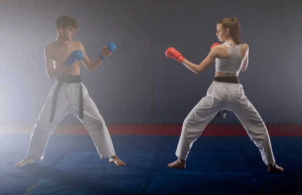 Dos Jóvenes Amigos Karate Preparándose Para Luchar Estudio Karate — Foto de Stock