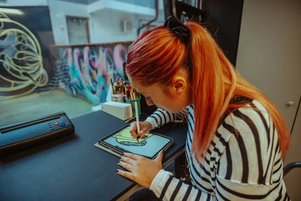 纹身艺术家坐在工作室时 在平板电脑上画汽车 — 图库照片