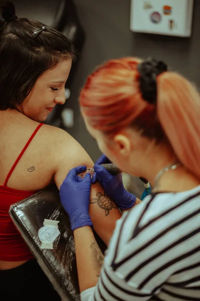 Primer Plano Artista Del Tatuaje Con Pelo Rojo Tatuando Cliente —  Fotos de Stock