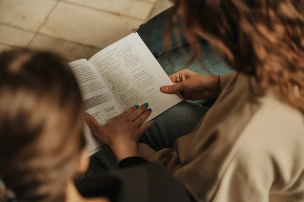 Дві Дівчини Читають Книжку Разом Над Знімком Вигляду Крупним Планом — стокове фото