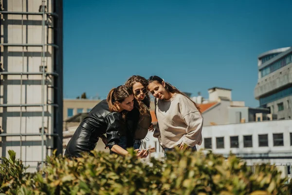 Vista Frontal Tres Chicas Tomando Una Selfie Mientras Divierten Pasan — Foto de Stock