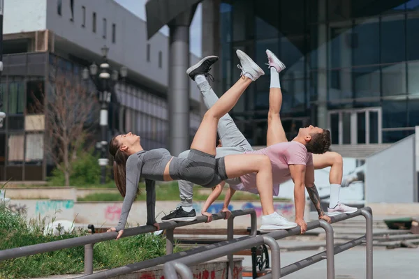 Sportler Stehen Auf Metallzaun Und Trainieren Ihre Beine — Stockfoto