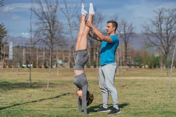 Gut Aussehender Männlicher Sportler Hält Seine Freundin Den Beinen Während — Stockfoto