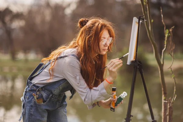 Primer Plano Hermosa Mujer Pelirroja Pintando Con Pincel Caballete Entorno —  Fotos de Stock