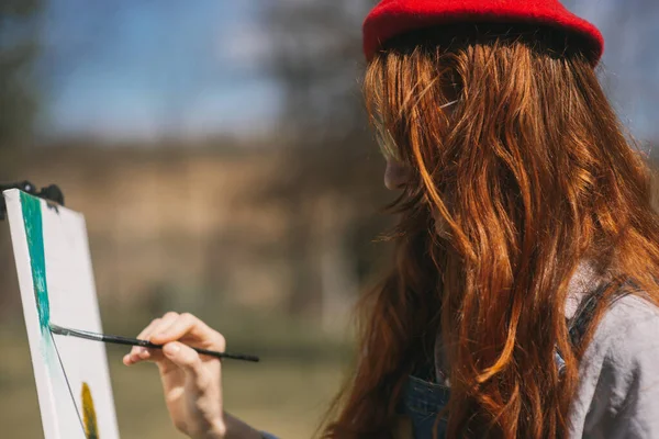 Zbliżenie Dziewczyny Czerwonymi Włosami Czerwony Beret Malowanie Obraz Pędzlem Kolorze — Zdjęcie stockowe