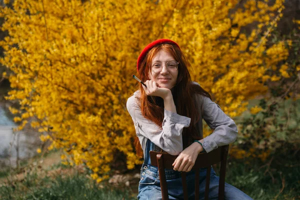 Close Beautiful Ginger Painter Posing Smiling While Sitting Front Yellow — Stock Photo, Image