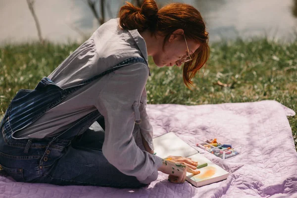 Parkta Otururken Renkli Pasteller Çizen Kızıl Saçlı Kıza Yaklaş — Stok fotoğraf
