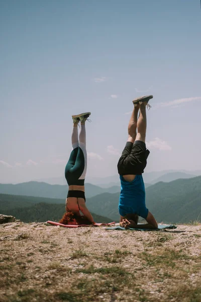 瑜伽夫妇在山顶上昂首阔步地走着 — 图库照片
