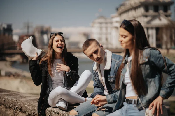 Drie Vrienden Lachen Hebben Plezier Terwijl Buiten Zitten — Stockfoto