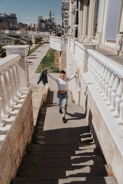 Schöne Brünette Mädchen Geht Auf Der Weißen Treppe Der Innenstadt — Stockfoto