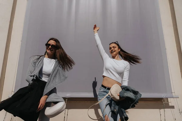 Deux Filles Brunes Étonnantes Belles Amusent Dansant Devant Mur Gris — Photo