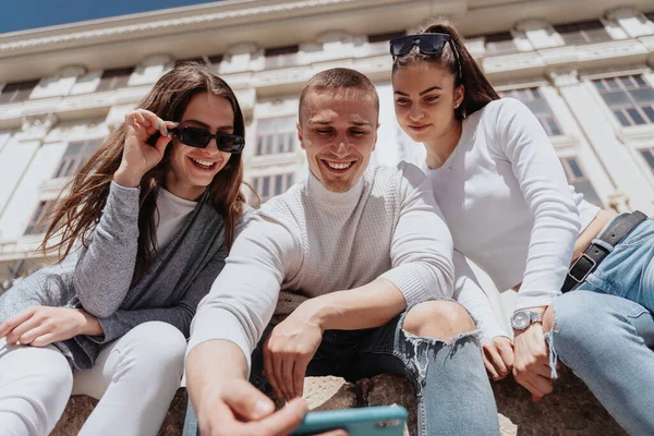 Feche Três Amigos Tirando Uma Selfie Enquanto Estavam Sentados Frente — Fotografia de Stock
