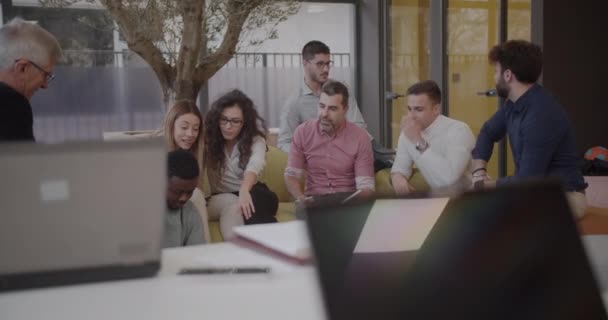 Große Gruppe Unterschiedlicher Menschen Bei Einem Brainstorming Treffen Über Die — Stockvideo