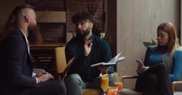 Três Empresários Discutindo Juntos Sobre Detalhes Bar Café — Vídeo de Stock