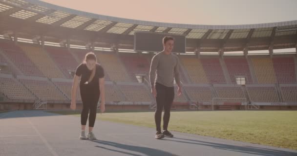 Junges Paar Trainiert Stadion — Stockvideo