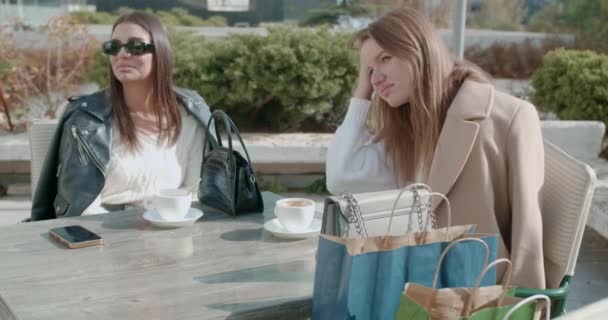 Счастливые Женщины Отдыхающие Террасе Кафе Бара После Напряженного Торгового Дня — стоковое видео