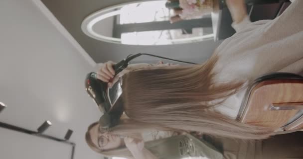 Coiffeur Professionnel Faisant Une Nouvelle Coiffure Sèche Cheveux Dans Salon — Video