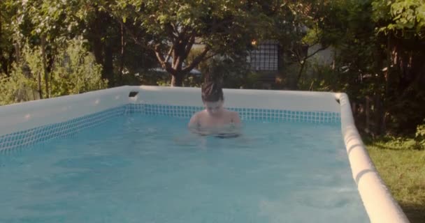Malé Dítě Baví Bazénu Dvorku Létě Stříkající Vody — Stock video