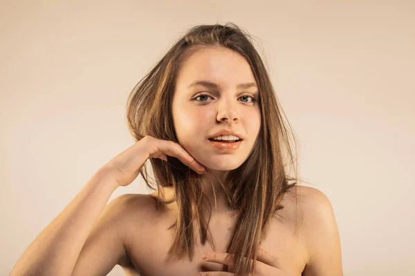Temiz Ciltli Parlak Dudaklı Güzel Bir Kız Bej Arka Planda — Stok fotoğraf