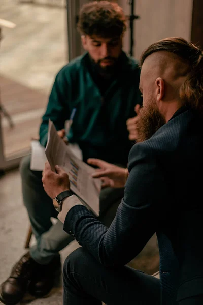 Erkek Arkadaşı Onunla Konuşurken Uzun Saçlı Adamının Mali Rapor Okuduğu — Stok fotoğraf