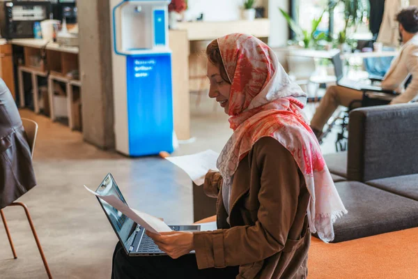Muslim Female Company Operator Working Lap Top Computer Analyzing Growth — Stock Photo, Image