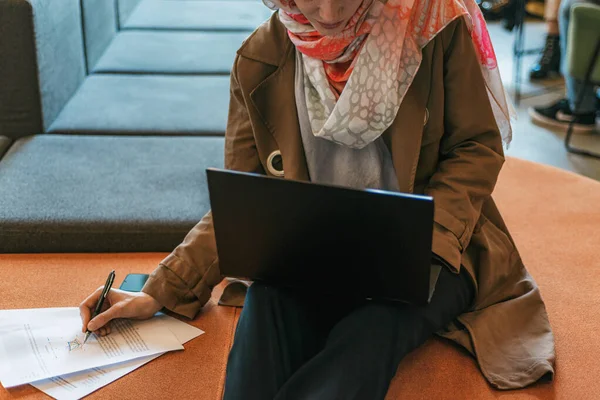 Funcionária Hijab Analisando Dados Pesquisando Lap Top Trabalhando Relatórios Vendas — Fotografia de Stock