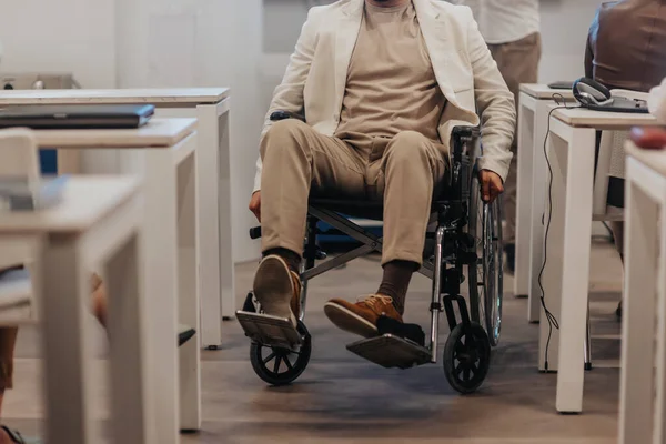 Handikappad Man Rullstol Handikappad Manlig Anställd Handikappad Man Rulla Rullstol — Stockfoto