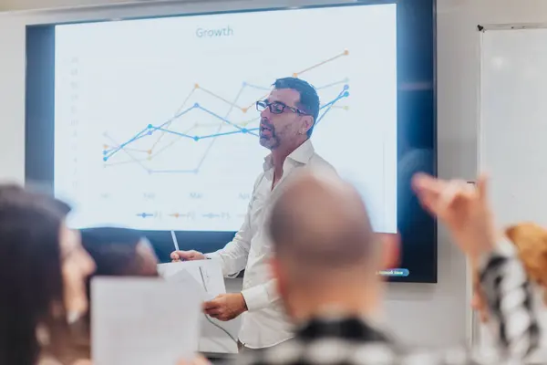 Trener Biznesu Okularach Uczy Wzrostu Podczas Burzy Mózgów Klasie — Zdjęcie stockowe