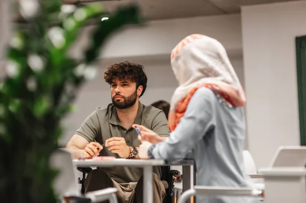 Frau Hijab Sitzt Mit Kollegen Tisch Und Diskutiert Projekte Strategien — Stockfoto