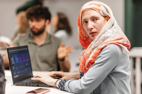Vacker Kvinna Hijab Distraherad Något Medan Arbetar Laptop Titta Något — Stockfoto