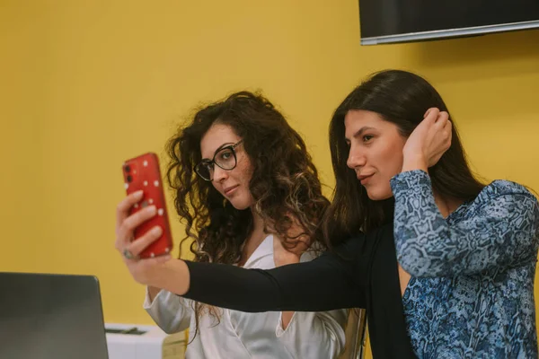 Twee Mooie Zakenvrouwen Nemen Een Selfie Terwijl Aan Coworking Ruimte — Stockfoto