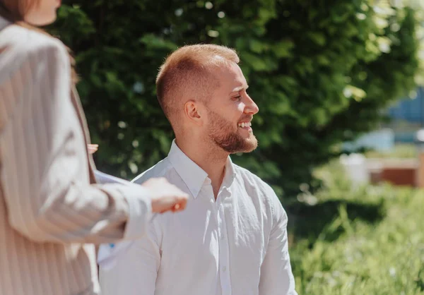 Beyaz Gömlekli Yakışıklı Sarışın Adamı Takım Arkadaşlarıyla Konuşuyor Gülümsüyor — Stok fotoğraf
