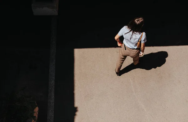Kadın Işadamı Güneşli Bir Günde Elinde Defteri Çantasıyla Sokakta Tek — Stok fotoğraf