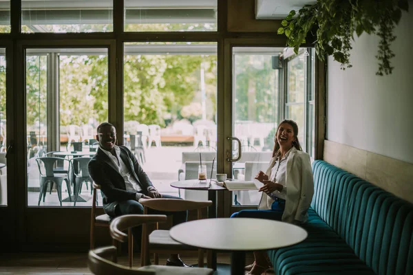 カフェに座っている間一緒に笑っているビジネスパートナー — ストック写真