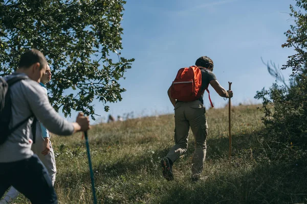 Fuerte Caminante Masculino Está Guiando Sus Amigos Cima Montaña —  Fotos de Stock