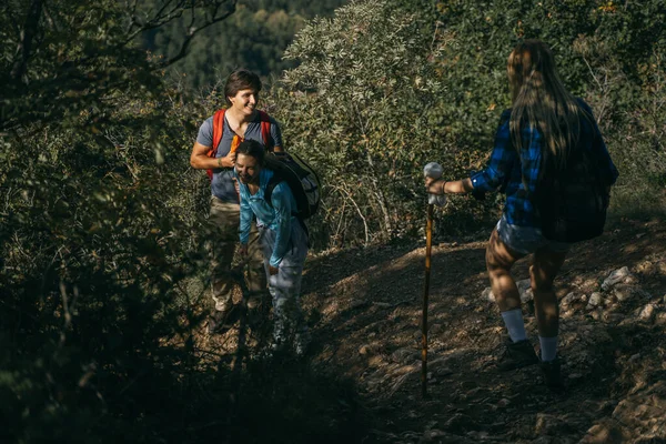 Três Amigos Caminhantes Rindo Enquanto Descem Montanha — Fotografia de Stock