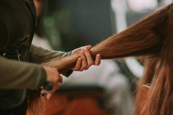 Zbliżenie Fryzjer Zielony Szczotkowanie Czerwone Faliste Włosy Salon Fryzjerski — Zdjęcie stockowe