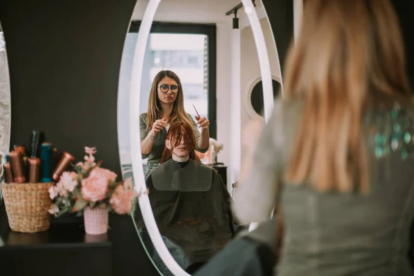 Bella Parrucchiere Bionda Prepara Tagliare Frangia Suo Cliente Salone — Foto Stock