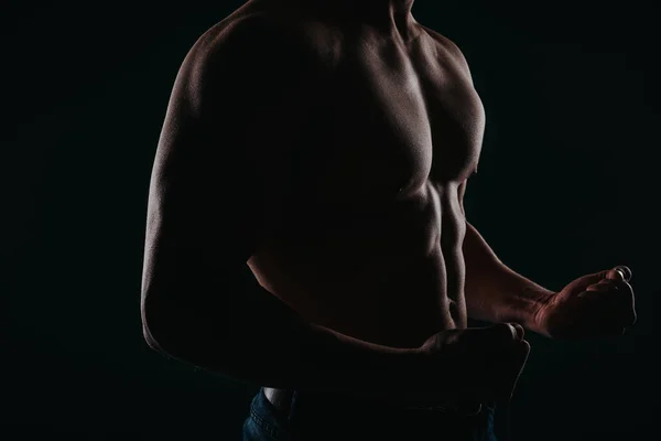 Homem Impressionante Bem Construído Uma Sala Escura Flexionando Peito Abdominais — Fotografia de Stock