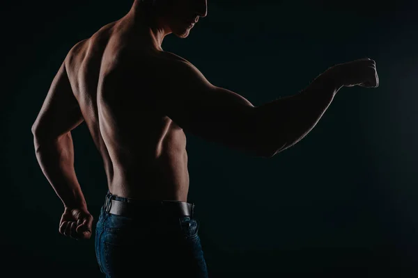 Homem Musculoso Bonito Frente Fundo Escuro Flexionando Seus Músculos — Fotografia de Stock