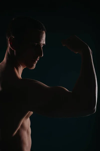 Muscular Good Looking Man Standing Dark Room Flexing His Bicep — Stock Photo, Image
