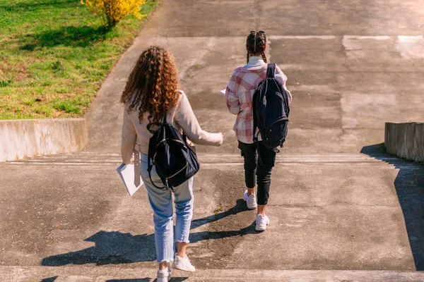 Foto Dos Chicas Jóvenes Secundaria Caminando Fuera Escuela — Foto de Stock