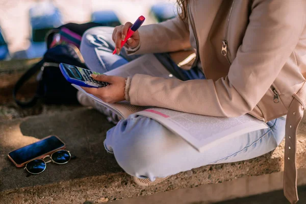 Nahaufnahme Eines Mädchens Mit Taschenrechner Beim Hausaufgabenschreiben — Stockfoto