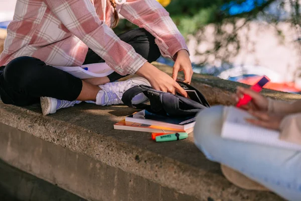 学校のバッグから本を取る女の子の近くのショット — ストック写真