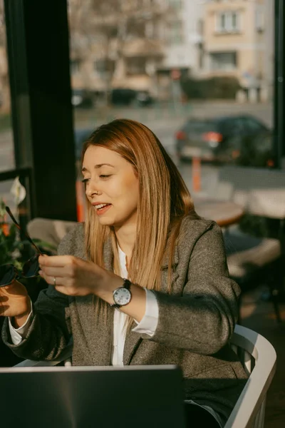 Nahaufnahme Einer Geschäftsfrau Mit Sonnenbrille Beim Reden Und Sitzen Café — Stockfoto