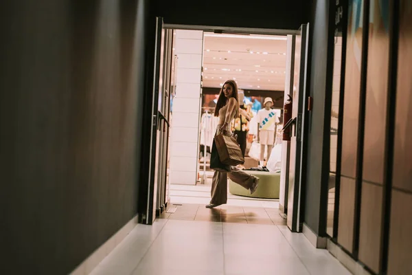 Όμορφη Κοπέλα Τις Τσάντες Της Πηδάει Στο Εμπορικό Κέντρο — Φωτογραφία Αρχείου